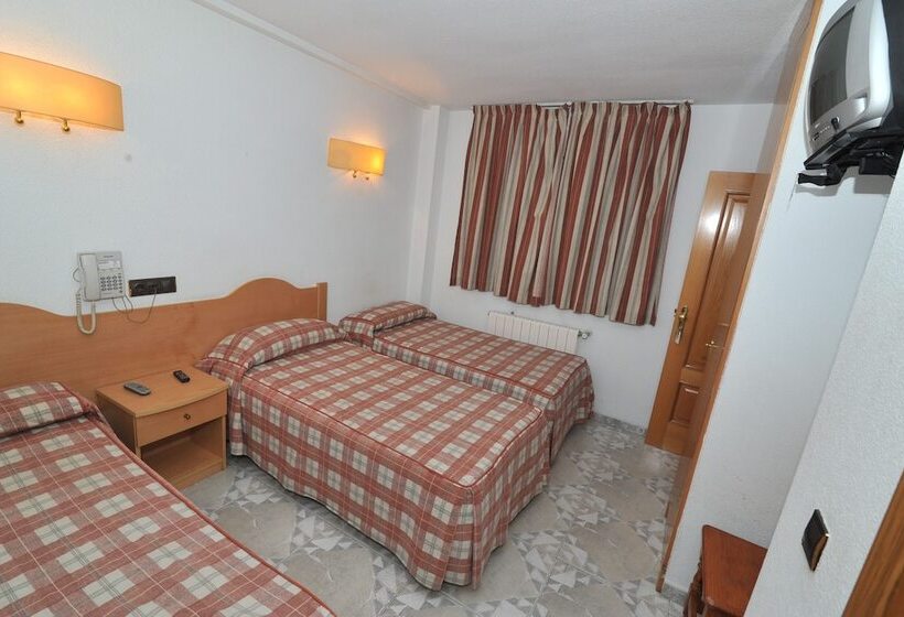 Номер Стандарт Трехместный, Hostal Goyma Ii