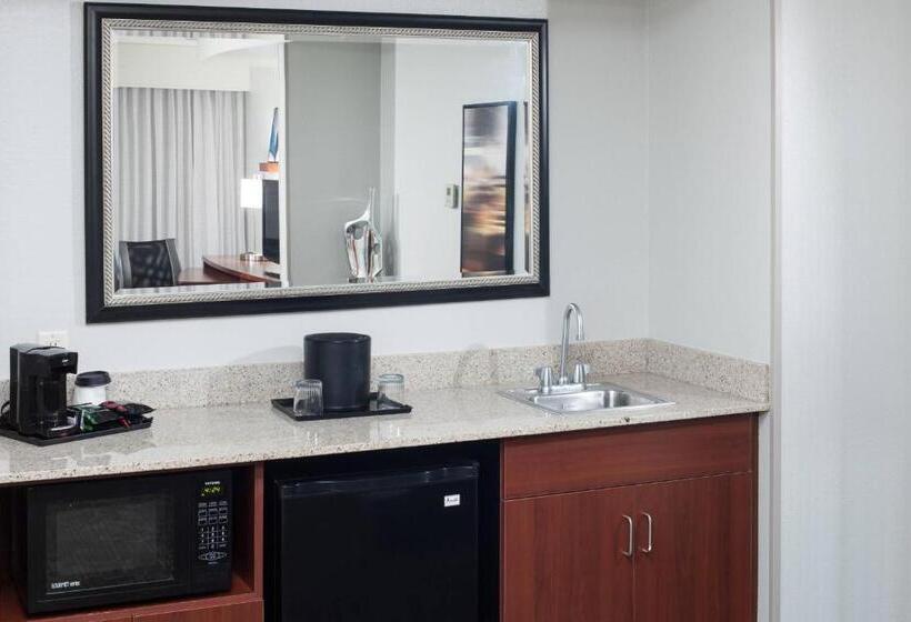 Люкс Кровать Кинг, Courtyard By Marriott Hattiesburg