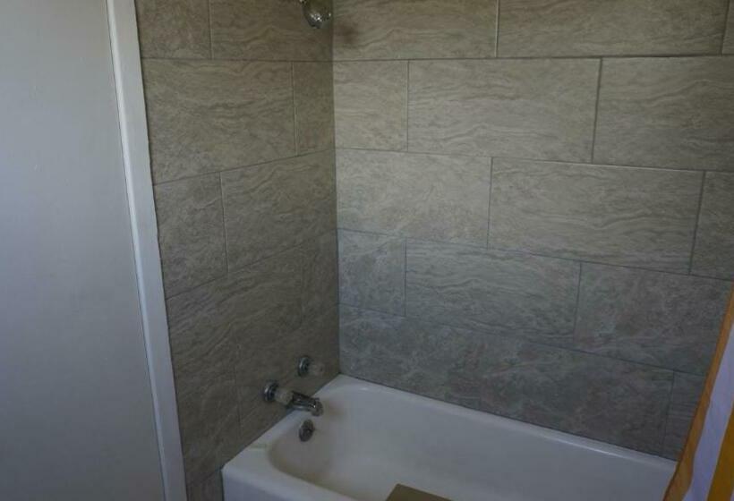 스탠다드 룸 더블 침대 2개, Budget Inn Malvern