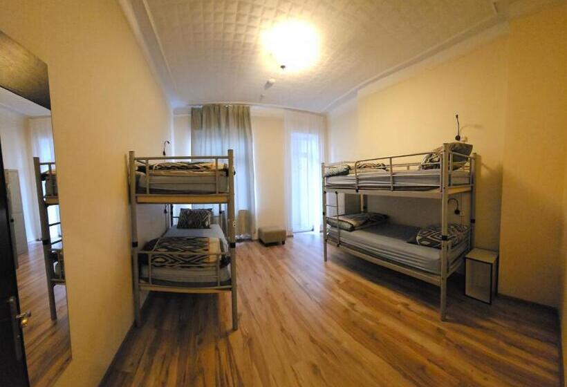 تختخواب در اتاق مشترک, Mr Jo’s Hostel