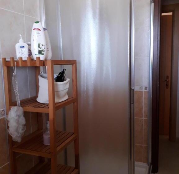 اتاق استاندارد سه نفره, La Ginestra Gialla