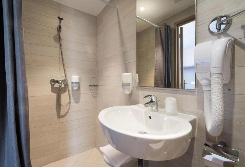 غرفة قياسية ثلاثية مطلة علي حمام السباحة, Hôtel Thalassa