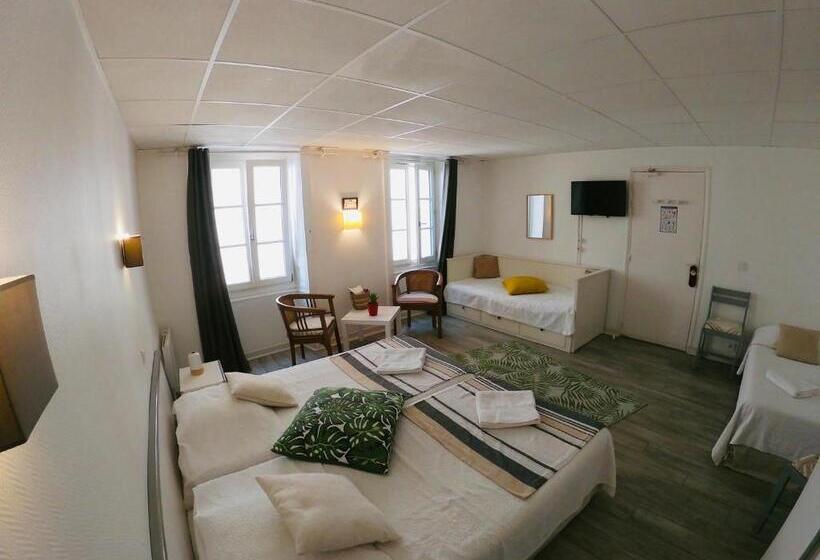 اتاق استاندارد سه نفره, Le Petit Hôtel