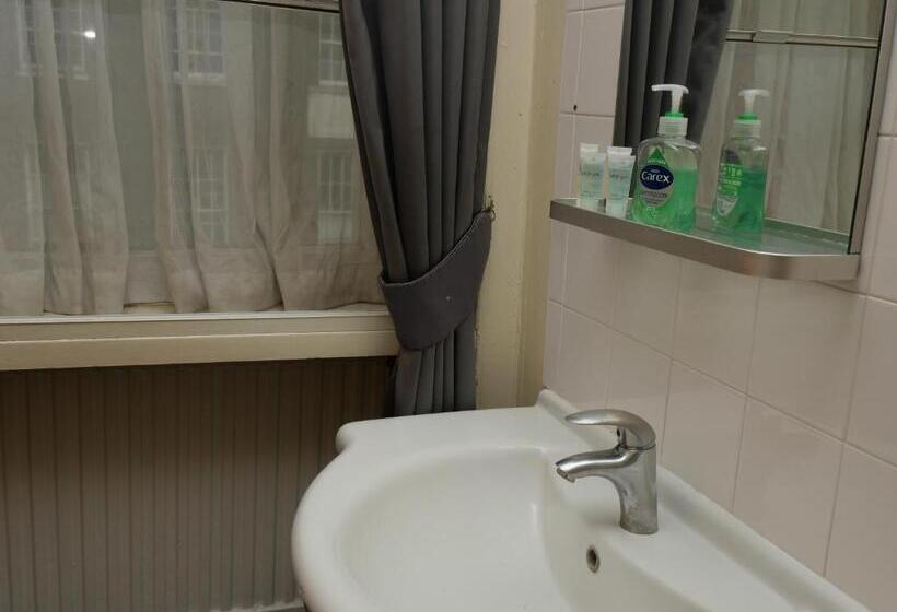 اتاق استاندارد چهارنفره با سرویس بهداشتی مشترک, Arran House