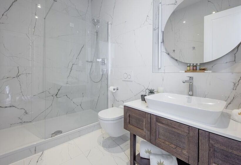 اتاق لوکس با بالکن و چشم‌انداز دریا, Royal Palm