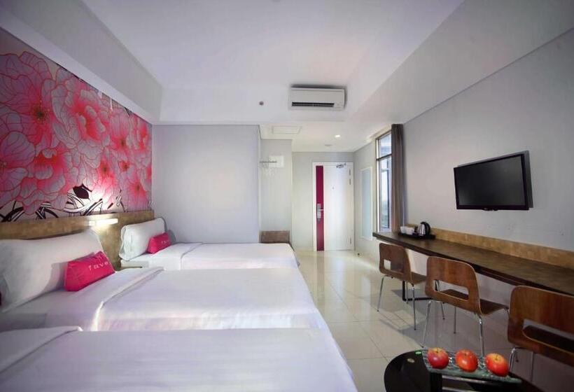 Номер Стандарт Трехместный, Favehotel   Pantai Losari Makassar