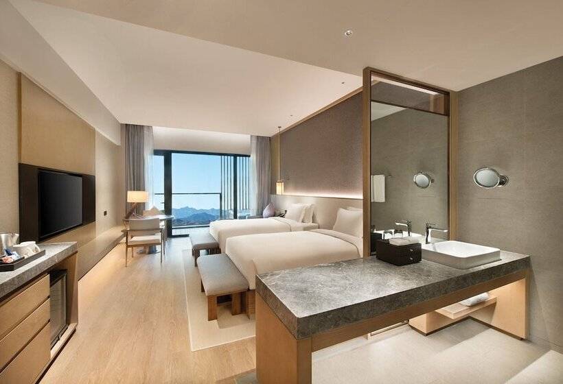 Номер Стандарт с Балконом, Crowne Plaza Zunhua Hot Spring Town, An Ihg