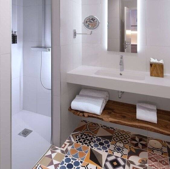 اتاق استاندارد با تخت بزرگ, Atocha Hotel Madrid, Tapestry Collection By Hilton