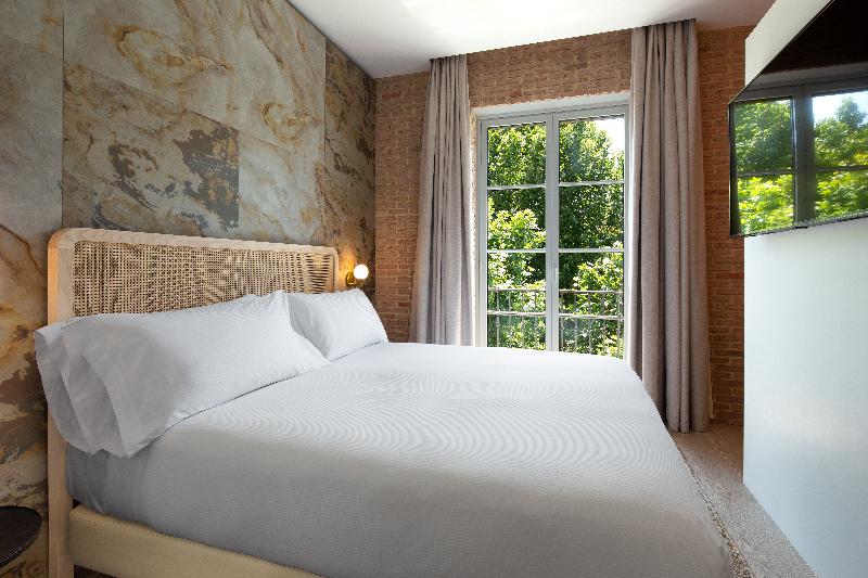 اتاق لوکس با تخت بزرگ, Atocha Hotel Madrid, Tapestry Collection By Hilton