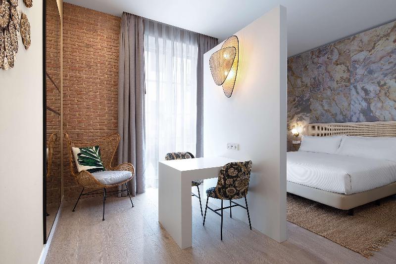 اتاق لوکس با تخت بزرگ, Atocha Hotel Madrid, Tapestry Collection By Hilton