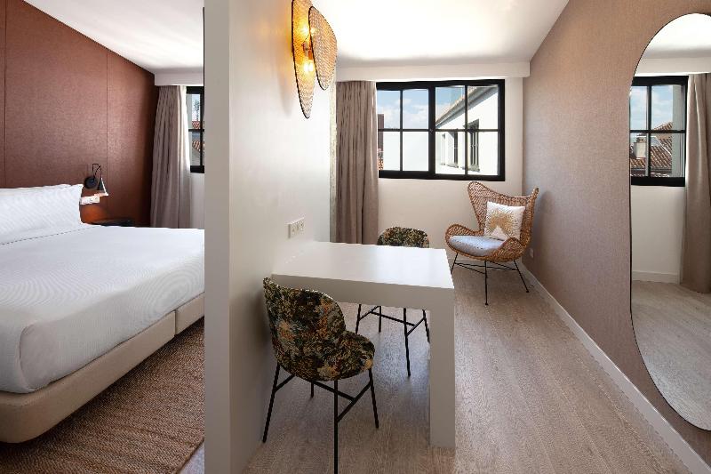 اتاق لوکس با تخت بزرگ, Atocha Hotel Madrid, Tapestry Collection By Hilton