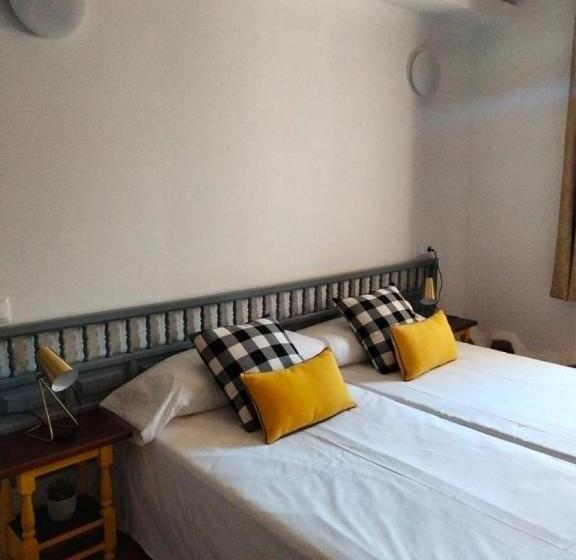 Четырехместный Номер Стандарт, Hostal Leon Dormido