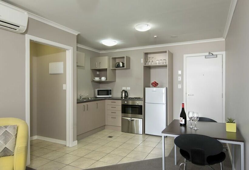 스탠다드 스튜디오, Quest On Ward Serviced Apartments