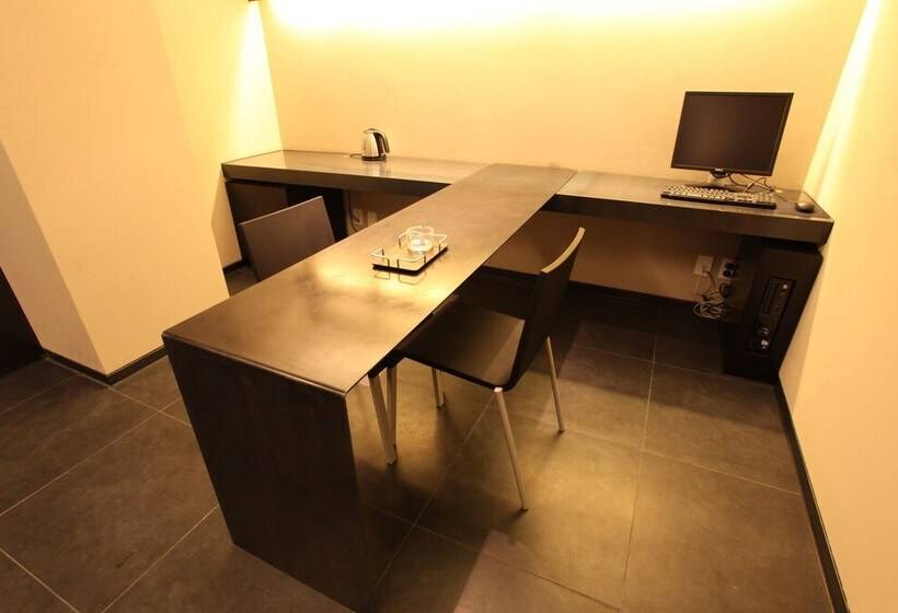 اتاق لوکس, Adlige