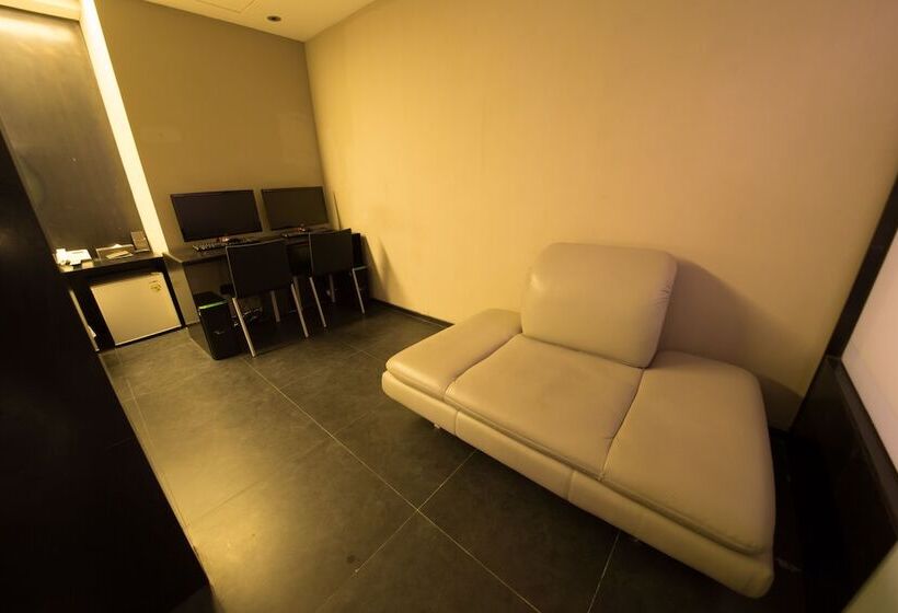 اتاق لوکس, Adlige