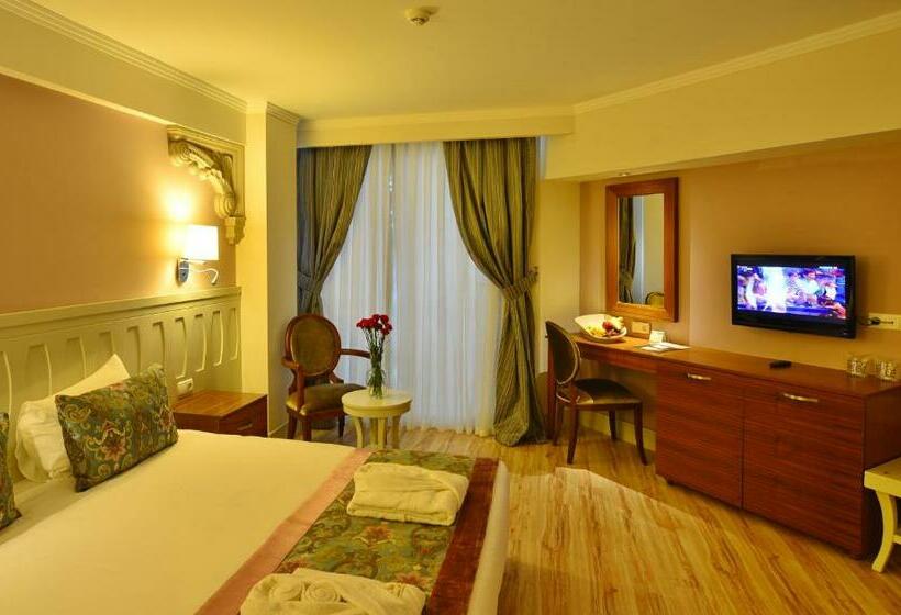 اتاق استاندارد با چشم‌انداز استخر, Side Crown Serenity All Inclusive