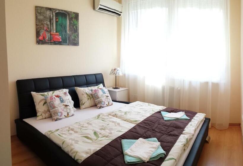 带1个卧室的带阳台的公寓, Garden House