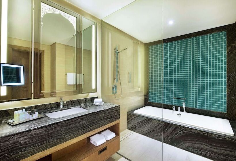 Номер Клуб Вид на Море, Doubletree By Hilton Resort & Spa Marjan Island