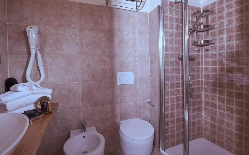 اتاق لوکس با بالکن, Villa Tower Inn