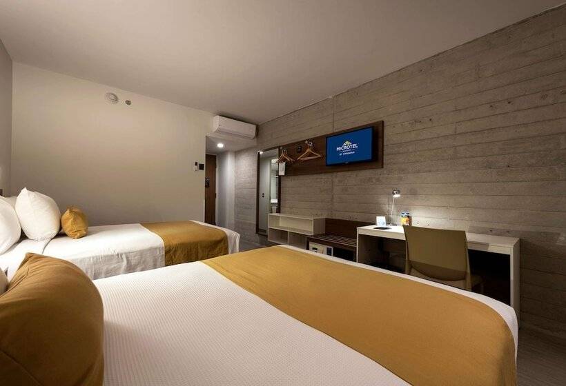 带2个双人床的标准工作室, Microtel Inn & Suites By Wyndham Guadalajara Sur