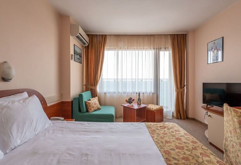 Трехместный Номер Стандарт Боковой Вид на Море, Burgas Beach