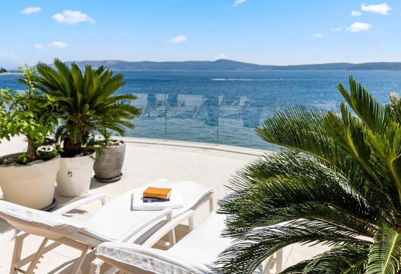 اتاق لوکس با چشم‌انداز دریا, Luxury Hotel Amabilis
