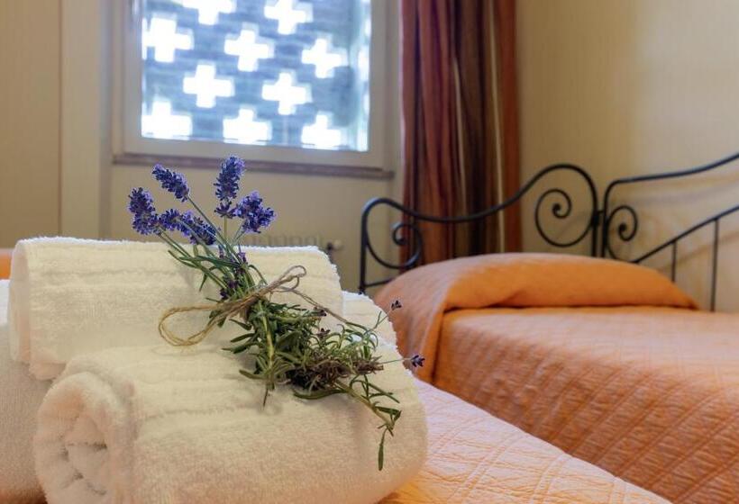 Семейный Номер, La Casa Medioevale