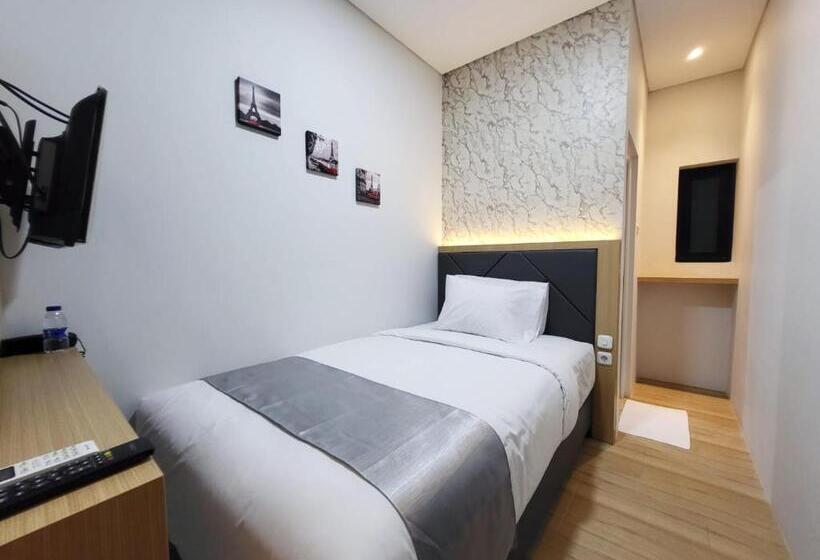استودیوی استاندارد, Grand Plaza Boutique
