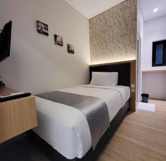 استودیوی استاندارد, Grand Plaza Boutique