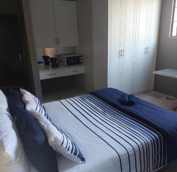 חדר דחוקס עם מיטת קינג, Garrett B&b