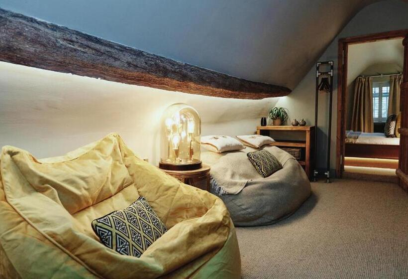 Quarto Estandar, Kings Arms
