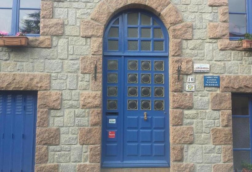 اتاق سه‌نفرۀ استاندارد با سرویس بهداشتی بیرون از اتاق, Chambres De Scavet