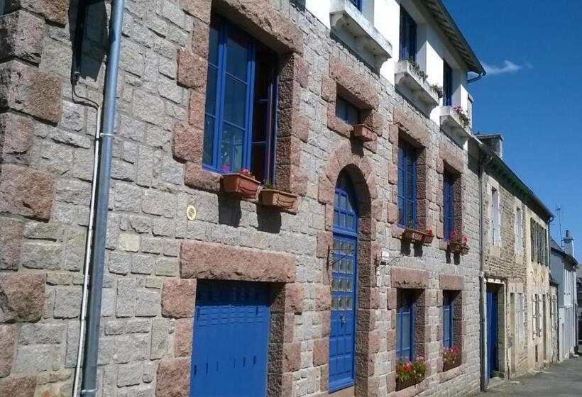 اتاق سه‌نفرۀ استاندارد با سرویس بهداشتی بیرون از اتاق, Chambres De Scavet
