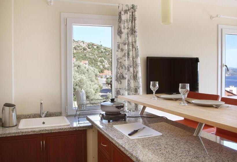 Люкс Боковой Вид на Море, Saylam Suites