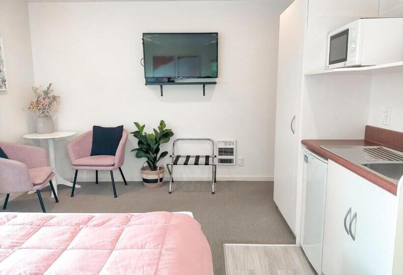 Студия Стандарт, Boutique Motel