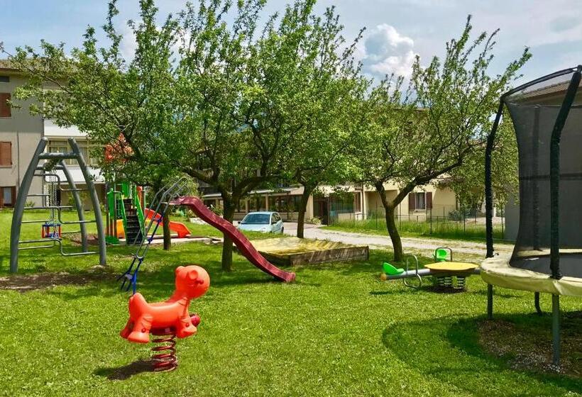 اتاق خانوادگی, Astra