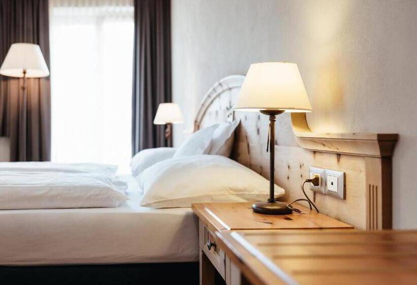 سوییت جونیور, Kristallhotel Corona Krone