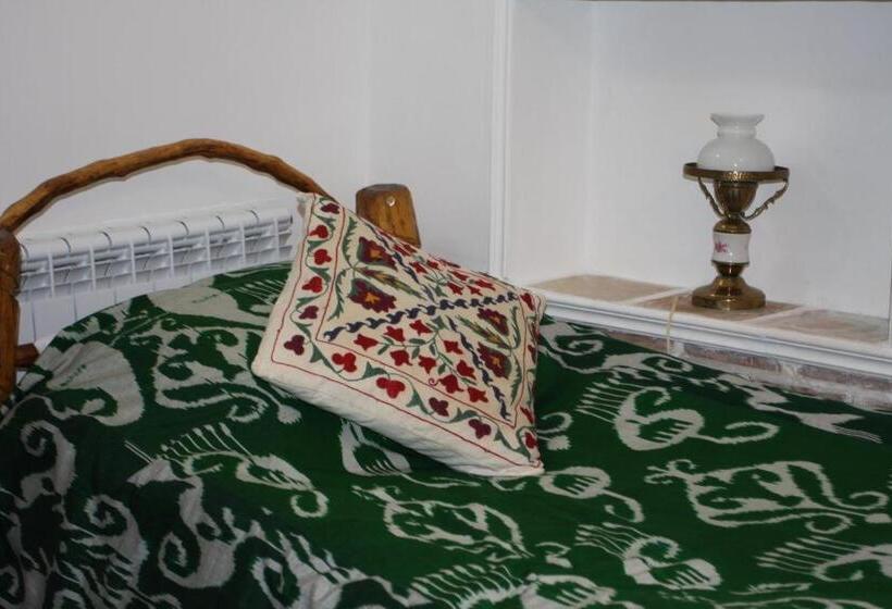 اتاق استاندارد سه نفره, Amulet