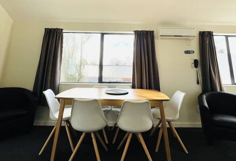 Апартаменты 3 Спальни, 298 Westside Motor Lodge