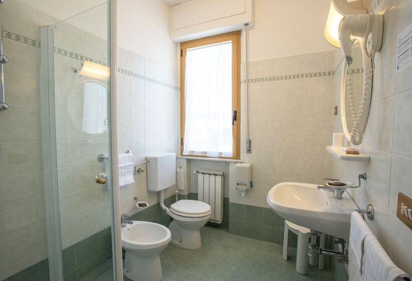 اتاق استاندارد سه نفره, Eco Hotel Edy