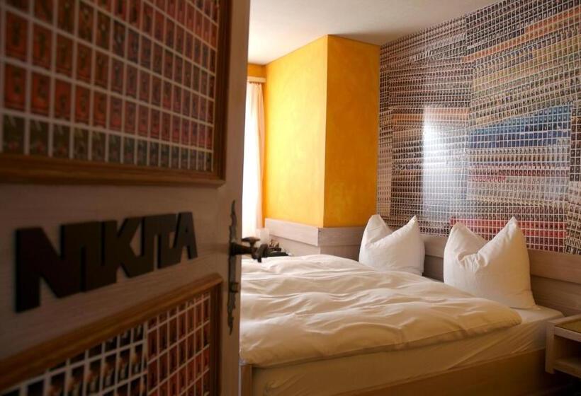 اتاق استاندارد با بالکن, Arena Lodge