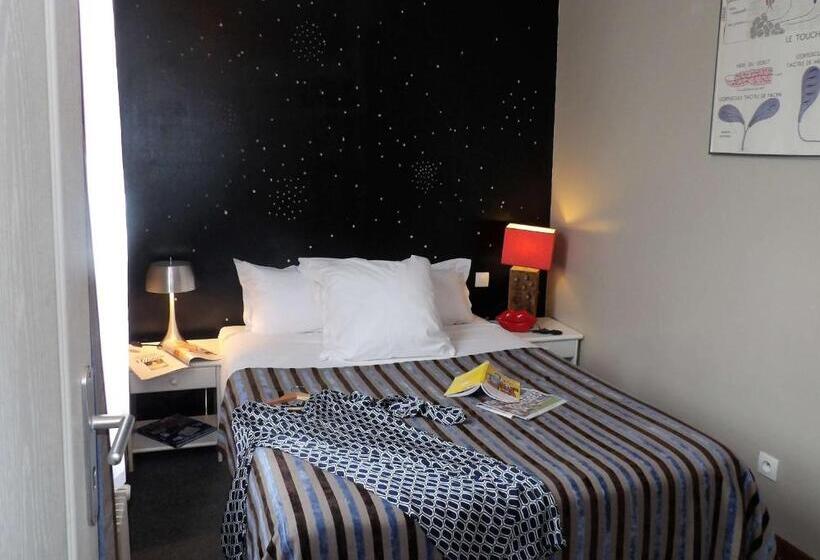 Standard Connecting Room, Detective