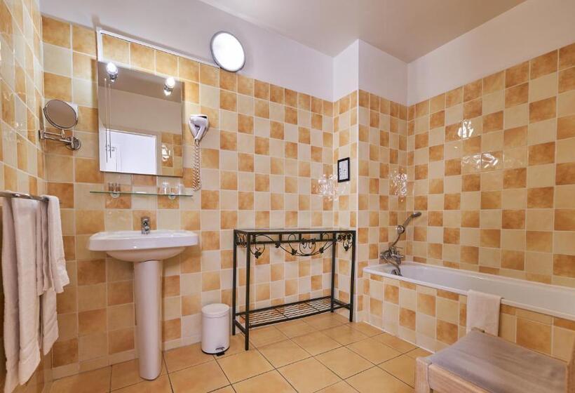 Номер Стандарт Трехместный, Logis Hôtel Du Théâtre