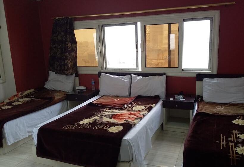 اتاق استاندارد سه نفره, Isis Hostel 2