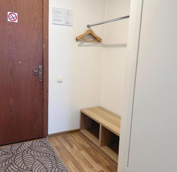 Economy Triple Room, Baltosios Bures