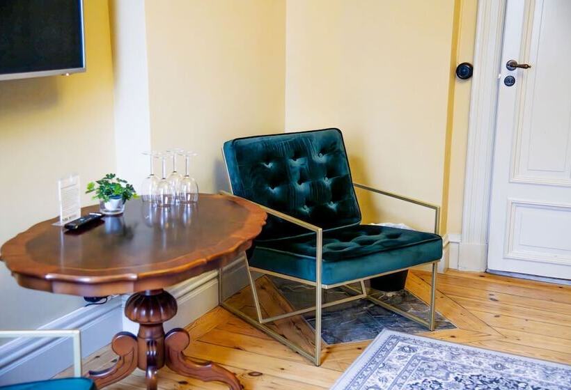 Четырехместный Номер Deluxe, Park Hotel Linköping Fawlty Towers