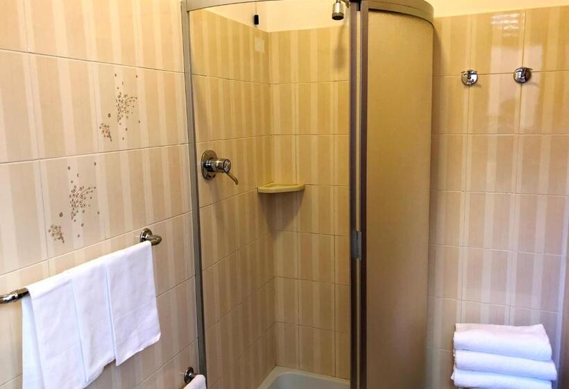 Economy Triple Room, Signa