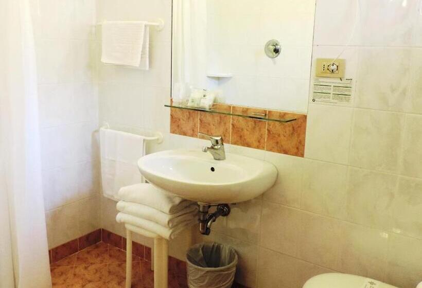 Economy Triple Room, Signa