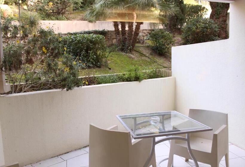 اتاق خانوادگی, Royal Cottage