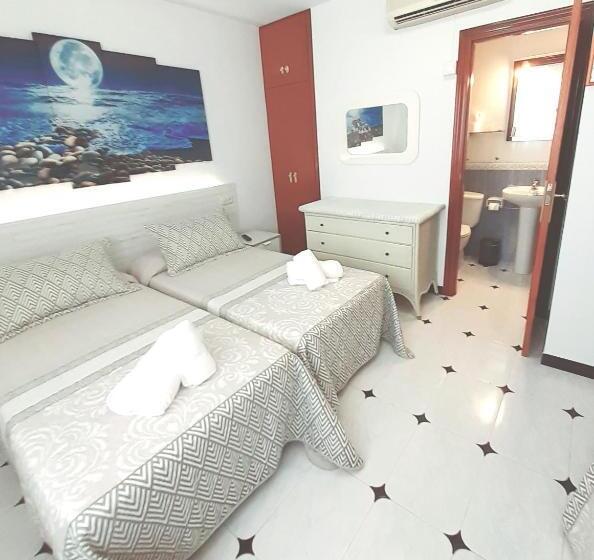 Номер Стандарт Трехместный, Hostal Kokkola